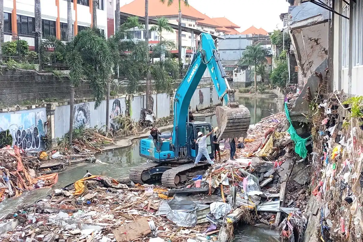 Digger Clears Up Flooding Debris in Bali.jpg