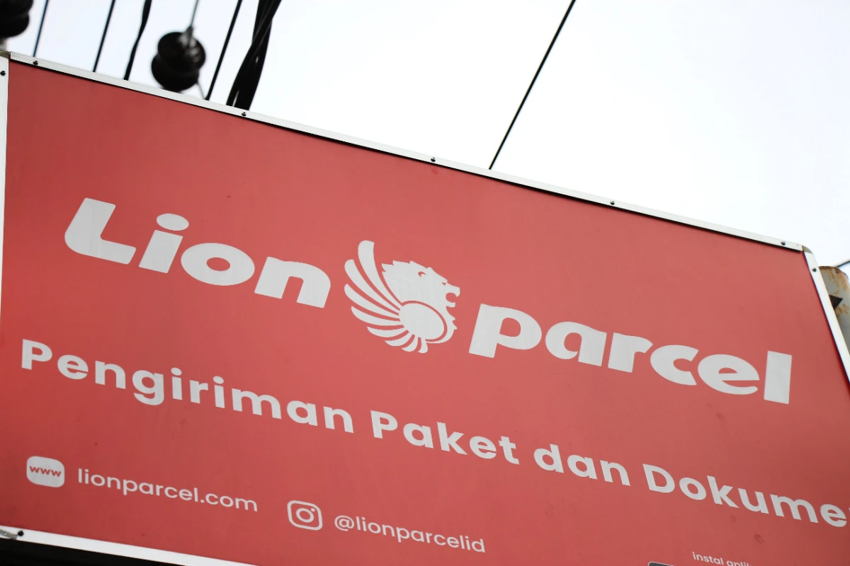 Lion Parcel Sign.jpg