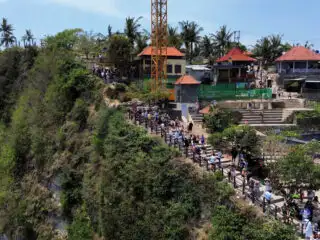 Controversial Bali Glass Elevator Project Officially Halted In Tourist Hotspot Nusa Penida