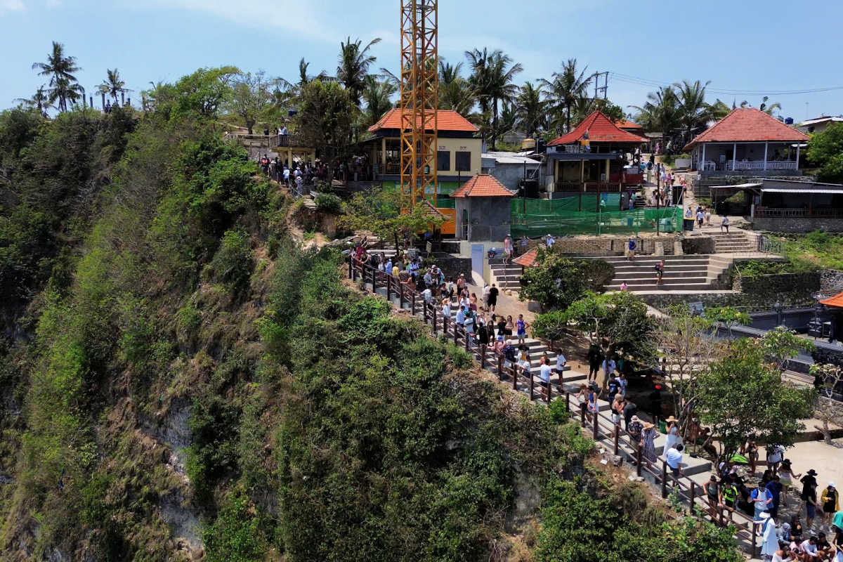 Busy View Point at Kelingking Beach in Nusa Penida Bali.jpg