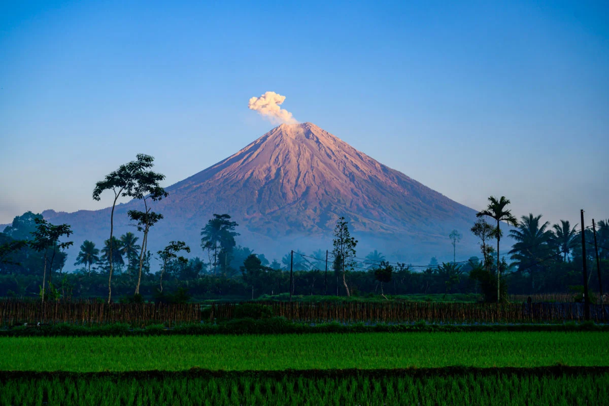Mount Semeru Erupt Volcano Indonesia.jpg
