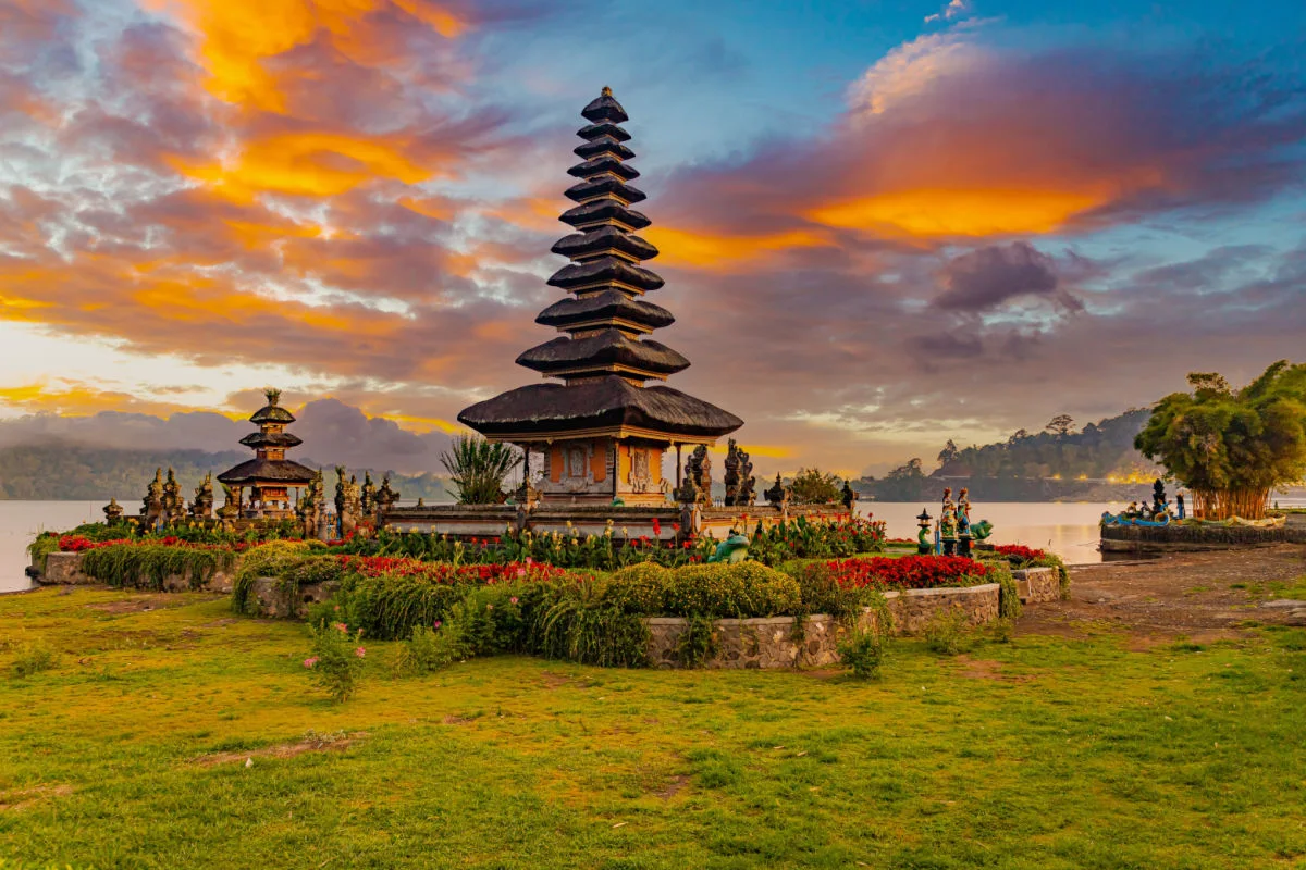 View of Ulun Danu Beratan Temple in Bedugul Bali.jpg