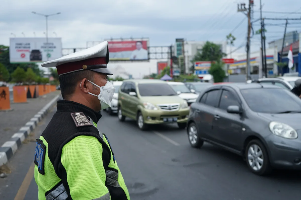 Traffic in Bali with Traffic Officer.jpg