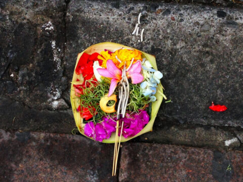 Bali’s Canang Sari Explained: What First Time Tourists Need To Know About This Beautiful Daily Ritual