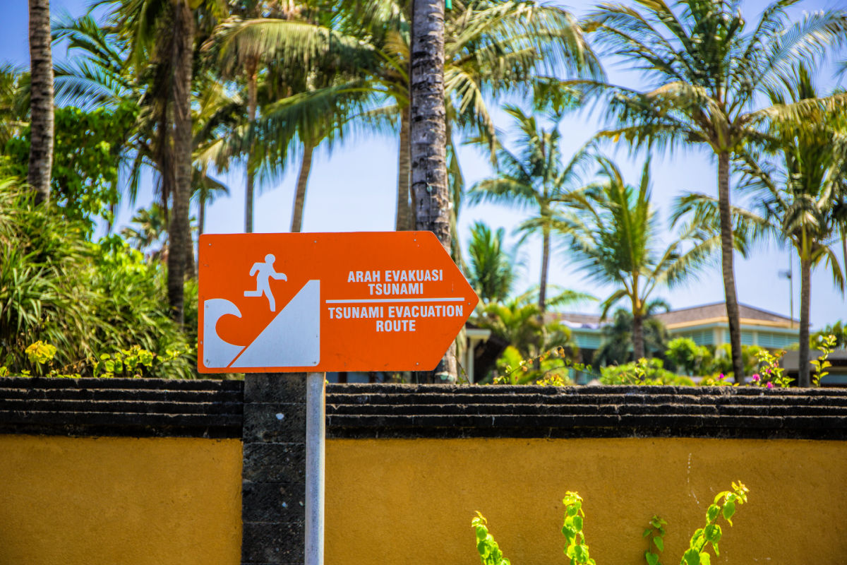 Tsunami Evacuation Route Sign in Indonesia.jpg