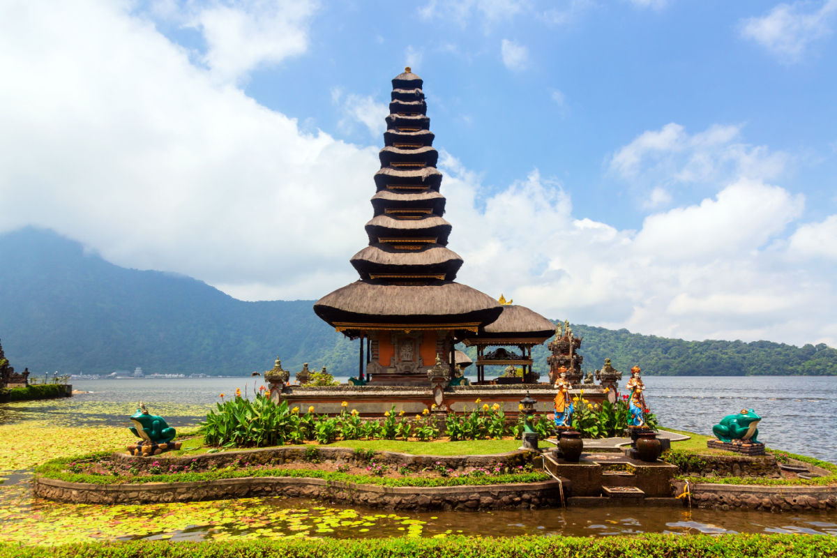 Ulun Danu Beratan Temple in Bali.jpg
