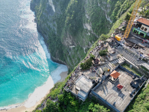 Officials Give Tourists Clarification Over Nusa Penida Elevator Controversy 