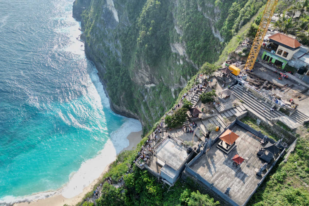 Nusa Penida Kelingking Beach Glass Elevator.jpg
